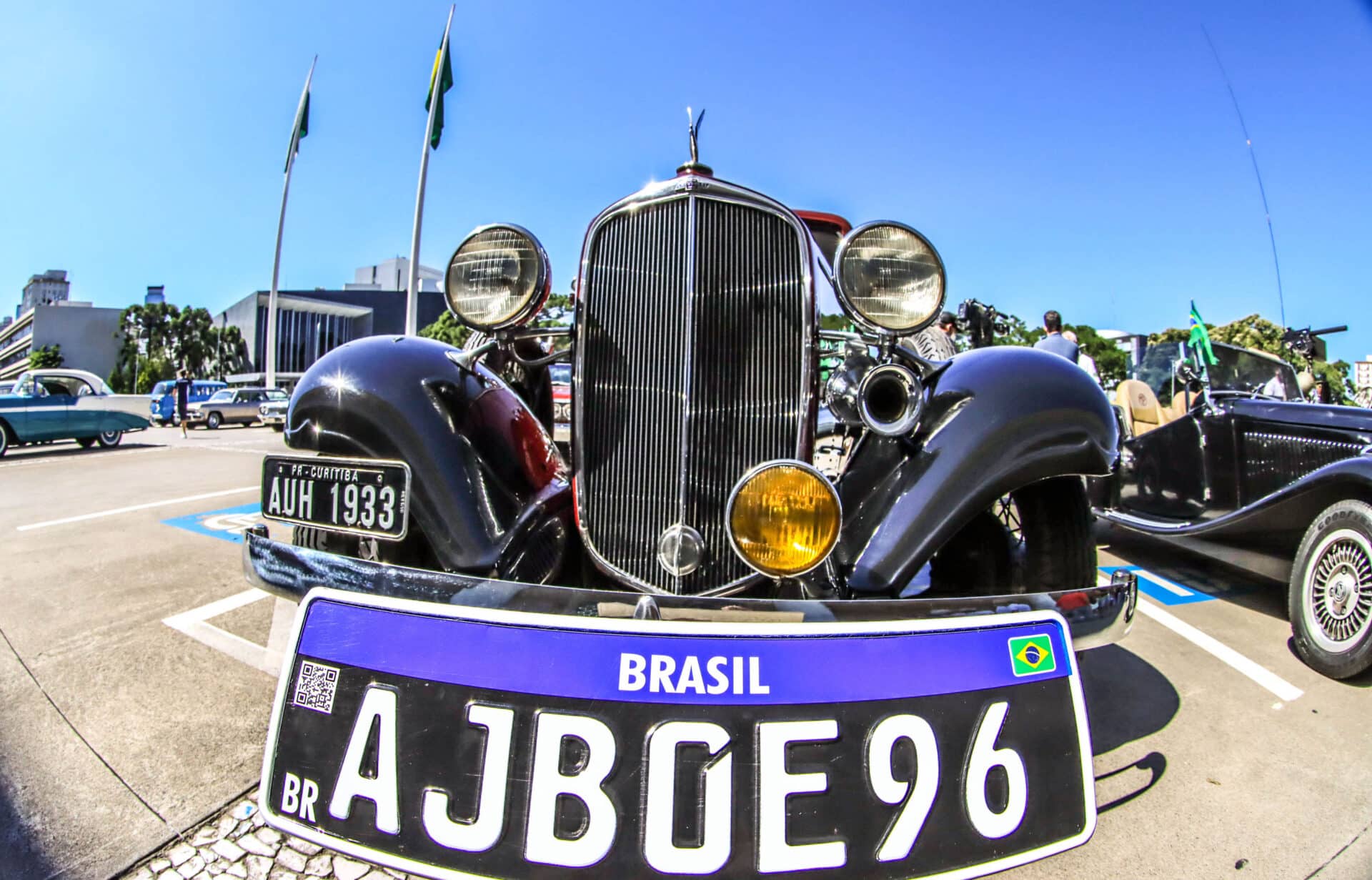 A placa preta Mercosul em formatos para carro, motocicleta e caminhão. Foto DivulgaçãoDetran-PR
