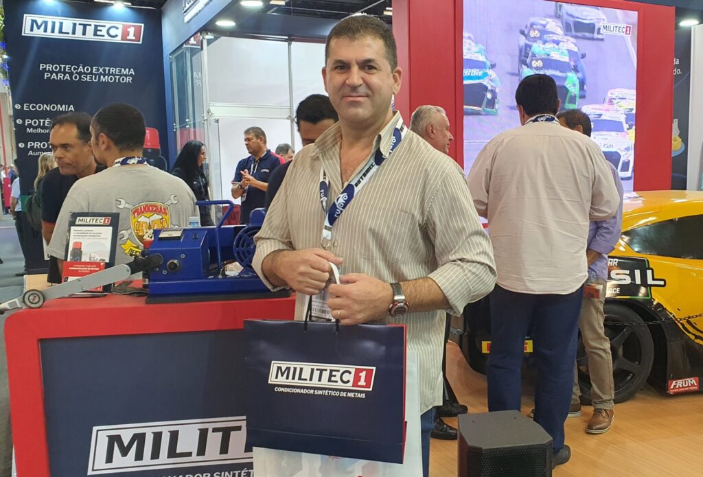O vendedor Sebastião Tadeu fez questão de aprimorar seus conhecimentos sobre o MILITEC 1. Foto: Renyere Trovão