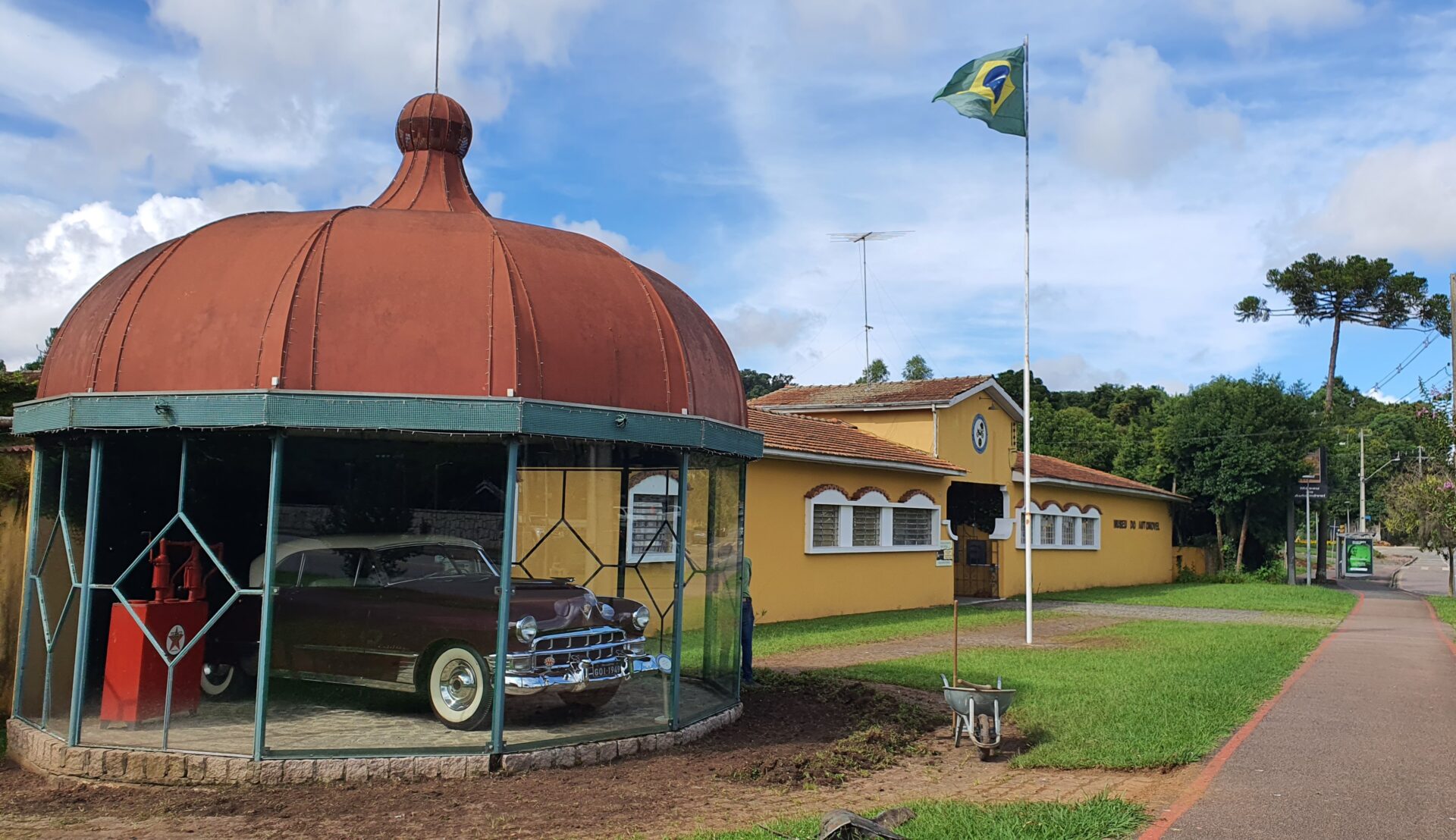 Os carros expostos se revezam com frequência na redoma de vidro, que virou a marca registrada do Museu de Curitiba. Foto: Renyere Trovão
