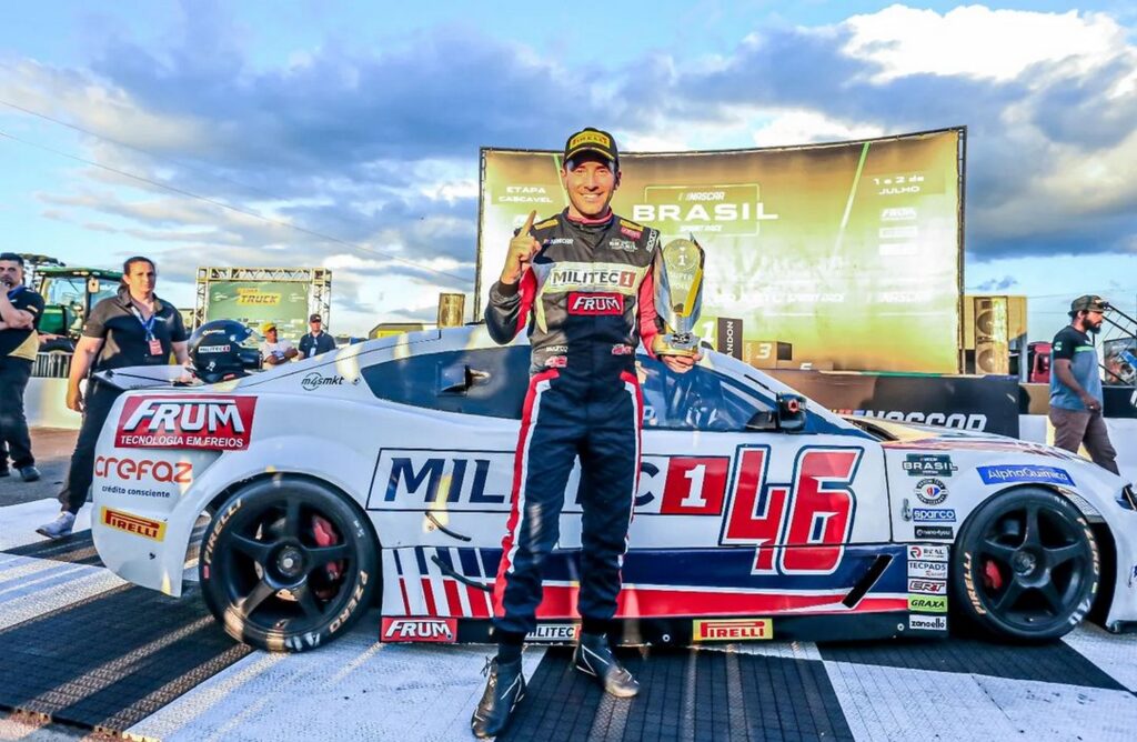 O piloto MILITEC 1 exibe o troféu da conquista da Super Pole, em Cascavel (PR). Foto: Luciano Santos/ Sig Comunicação