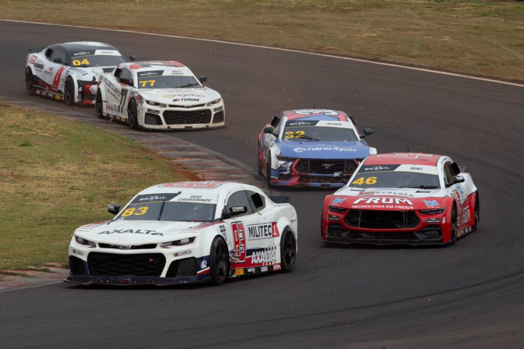 Chevrolet Camaro 83 de Casagrande e Seid e Ford Mustang 46 de Vitor Genz disputando posições na etapa de Cascavel. Foto: SIG Comunicação/ Divulgação
