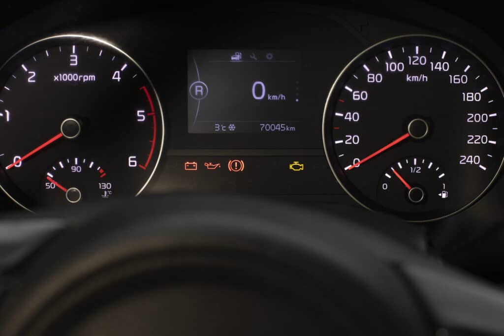 O óleo é o sangue do motor. Rodar com óleo vencido ou de qualidade inferior não só diminui a vida útil do propulsor, como pode gerar um superaquecimento e prejudicar outros componentes. Isso resulta em reparos caros e maior consumo de combustível. 6. Pneus: descalibrados aumentam o consumo Verificar a pressão dos pneus e manter o alinhamento e o balanceamento em dia é essencial para economizar combustível. Quando mal calibrados podem aumentar o consumo em até 3%. Pneus com a pressão correta garantem uma melhor aderência ao solo, contribuindo para a segurança e prolongando a vida útil dos componentes do veículo. 7. Manual do proprietário: leitura obrigatória
<figcaption class=