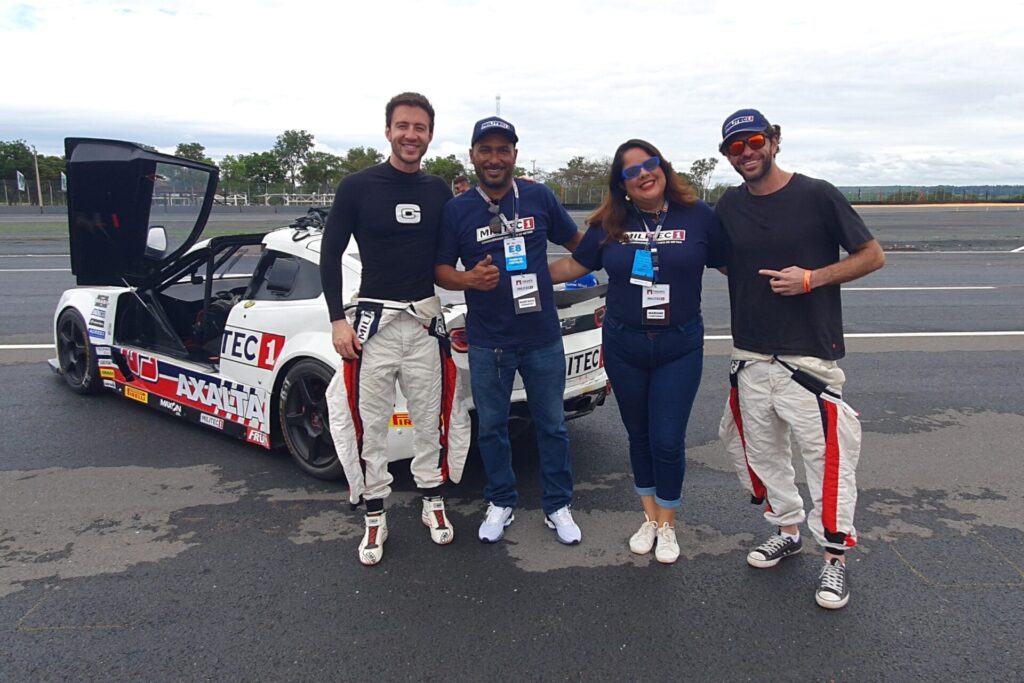 Amanda e Gustavo, da Triunfo, fazem um registro com os pilotos MILITEC 1 Gabriel Casagrande (esq.) e Alex Seid. Foto: Renyere Trovão