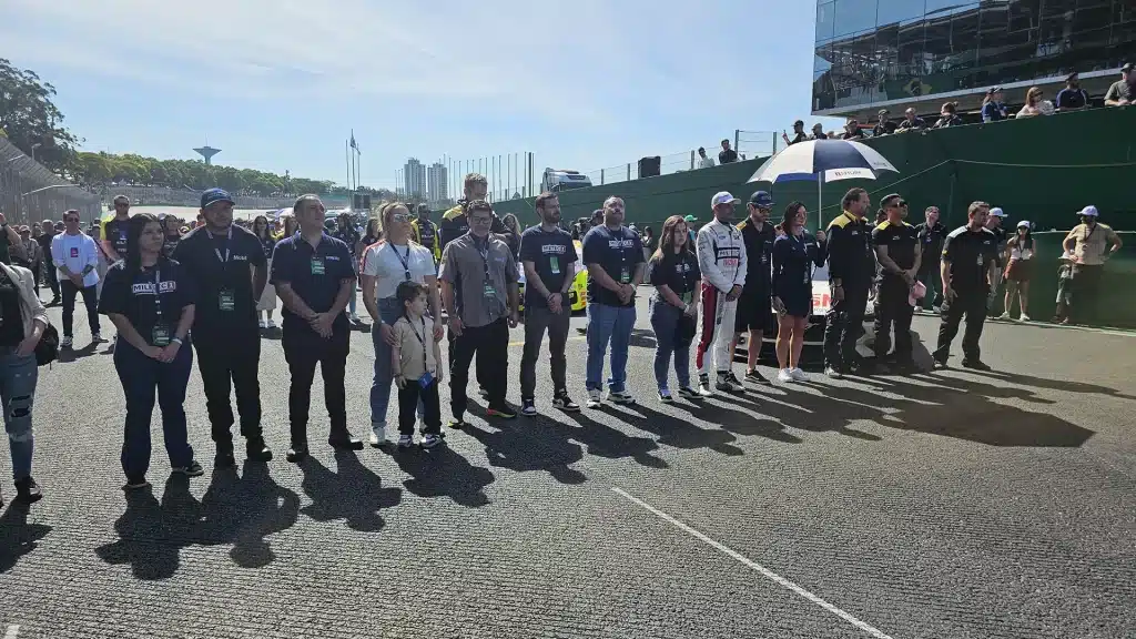 Convidados da Militec perfilados com pilotos na abertura da NASCAR Brasil Interlagos 2025