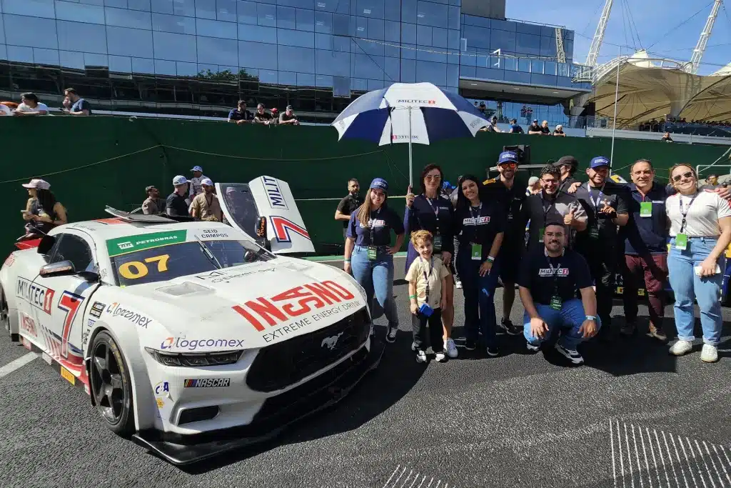 Alex Seid com convidados da Militec durante o grid walk da NASCAR Brasil Interlagos 2025