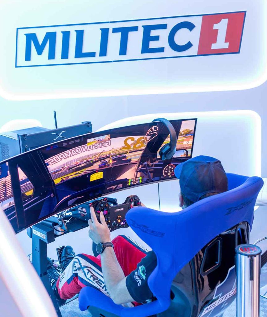 Vitor Genz, piloto Militec Brasil, utilizando o simulador da Nascar Brasil no estande da Militec no Salão do Automóvel 2025